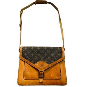 ⭐️LOUIS VUITTON SHOULDER BAG POCKETBOOK PURSE⭐️200 emt